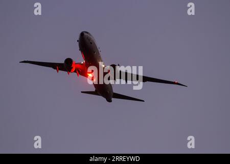 Yamato, Japan. Januar 2023. Ein Mehrzweckflugzeug der Boeing P8A Poseidon mit der Patrol Squadron 45 der United States Navy (VP-45 Pelicans), das in der Nähe des Luftwaffenstützpunkts NAF Atsugi in Kanagawa flog. Das 47. Japanisch-amerikanische Freundschaftsfestival ist ein jährlich stattfindendes zweitägiges Festival, auf dem statische und fliegende Ausstellungen von Flugzeugen der US Military and Japanese Self-Defence Force (JSDF) gezeigt werden. Dieses Festival findet auf dem Yokota Airbase in Fussa statt. (Bild: © Damon Coulter/SOPA Images via ZUMA Press Wire) NUR REDAKTIONELLE VERWENDUNG! Nicht für kommerzielle ZWECKE! Stockfoto