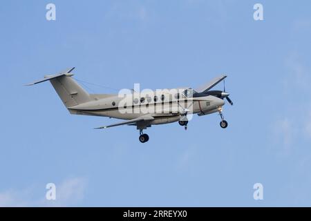 Japan. Februar 2023. Ein Hawker Beechcraft UC12F Huron mit der United States Navy, das in der Nähe des Luftwaffenstützpunkts NAF Atsugi fliegt. Das 47. Japanisch-amerikanische Freundschaftsfestival ist ein jährlich stattfindendes zweitägiges Festival, auf dem statische und fliegende Ausstellungen von Flugzeugen der US Military and Japanese Self-Defence Force (JSDF) gezeigt werden. Dieses Festival findet auf dem Yokota Airbase in Fussa statt. (Bild: © Damon Coulter/SOPA Images via ZUMA Press Wire) NUR REDAKTIONELLE VERWENDUNG! Nicht für kommerzielle ZWECKE! Stockfoto