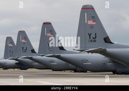 Tokio, Japan. Mai 2023. Die Heckflossen einer Linie der US-amerikanischen Luftwaffe Lockheed Martin C130-J Hercules transportieren Flugzeuge auf dem Yokota Airbase in Fussa. Das 47. Japanisch-amerikanische Freundschaftsfestival ist ein jährlich stattfindendes zweitägiges Festival, auf dem statische und fliegende Ausstellungen von Flugzeugen der US Military and Japanese Self-Defence Force (JSDF) gezeigt werden. Dieses Festival findet auf dem Yokota Airbase in Fussa statt. (Bild: © Damon Coulter/SOPA Images via ZUMA Press Wire) NUR REDAKTIONELLE VERWENDUNG! Nicht für kommerzielle ZWECKE! Stockfoto