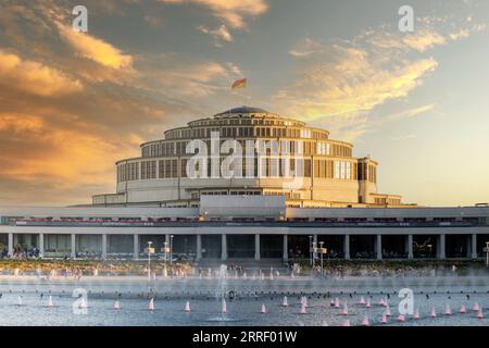 Breslau Polen 2023. Mai Multimedia Fountain in Centennial Hall. UNESCO-Weltkulturerbe für seine einzigartige Architektur, das Wahrzeichen der Centennial Hall von außen. Stockfoto