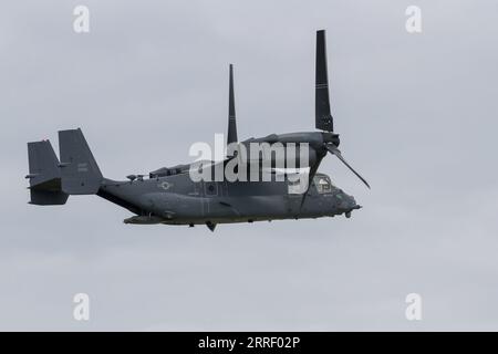 Tokio, Japan. Mai 2023. Eine USAF Bell Boeing V22 Osprey fliegt während des 47. Japanisch-amerikanischen Freundschaftsfestivals in Fussa vor dem Flugsicherungsturm auf dem Yokota Airbase. Das 47. Japanisch-amerikanische Freundschaftsfestival ist ein jährlich stattfindendes zweitägiges Festival, auf dem statische und fliegende Ausstellungen von Flugzeugen der US Military and Japanese Self-Defence Force (JSDF) gezeigt werden. Dieses Festival findet auf dem Yokota Airbase in Fussa statt. (Bild: © Damon Coulter/SOPA Images via ZUMA Press Wire) NUR REDAKTIONELLE VERWENDUNG! Nicht für kommerzielle ZWECKE! Stockfoto