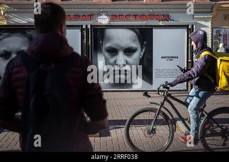 220321 -- MOSKAU, 21. März 2022 -- Menschen schauen sich die Werke der Fotoausstellung Look in the Eyes of Donbass an der Arbat Street in Moskau, Russland, am 20. März 2022 an. RUSSLAND-MOSKAU-DONBASS-FOTOAUSSTELLUNG BaixXueqi PUBLICATIONxNOTxINxCHN Stockfoto