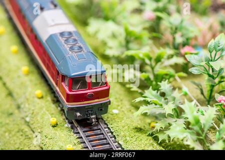 Eisenbahnmodellierung. Nahaufnahme des Modellzugs auf den Schienen Stockfoto