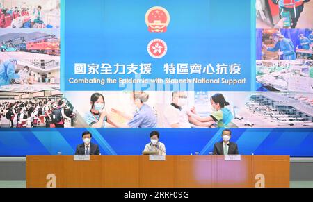 220321 -- HONG KONG, 21. März 2022 -- Chief Executive der Sonderverwaltungsregion Hongkong HKSAR Carrie Lam nimmt am 21. März 2022 an einer Pressekonferenz im südchinesischen Hongkong Teil. Lam sagte am Montag, dass die HKSAR-Regierung beschlossen habe, den Plan zur Durchführung einer obligatorischen Massenuntersuchung auf COVID-19 im März auszusetzen. Lam sagte einer Pressekonferenz, dass die Entscheidung getroffen wurde, nachdem die Meinungen von Festland- und lokalen Experten berücksichtigt wurden, die einen Konsens erzielt haben, dass die obligatorischen Massentests zu Beginn oder am Ende des Ausbruchs durchgeführt werden sollten. UM MIT Hong Kong Susp zu GEHEN Stockfoto