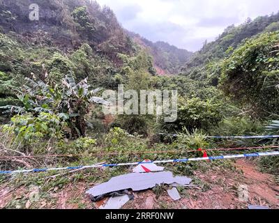 China, Rettungseinsatz nach Absturz von Flug MU5735 nahe Wuzhou 220322 -- NANNING, 22. März 2022 -- Foto aufgenommen mit einem Mobiltelefon zeigt eine Flugzeugabsturzstelle im Tengxian County, südchinesische autonome Region Guangxi Zhuang, 22. März 2022. Die Boeing 737 von China Eastern Airlines mit 132 Personen an Bord, die von Kunming abfuhr und nach Guangzhou flog, stürzte um 14:38 Uhr in ein bergiges Gebiet in der Nähe des Dorfes Molang im Tengxian County in der Stadt Wuzhou ein und verursachte nach Angaben der regionalen Notfallverwaltung einen Brand in den Bergen. Die Rettung ist im Gange. CHINA-GUA Stockfoto