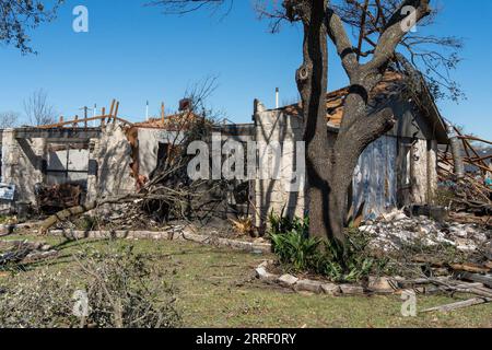 220323 -- AUSTIN, 23. März 2022 -- Foto aufgenommen am 22. März 2022 zeigt ein beschädigtes Haus nach Tornados in Round Rock, Texas, USA. Mindestens eine Person wurde getötet und mehr als zwei Dutzend andere verletzt, als Tornados am Montagabend große Teile der südlichen zentralen US-bundesstaaten Texas und Oklahoma trafen, sagten die Behörden am Dienstag. Foto von /Xinhua U.S.-TEXAS-TORNADO-AFTERMATH BoxLee PUBLICATIONxNOTxINxCHN Stockfoto