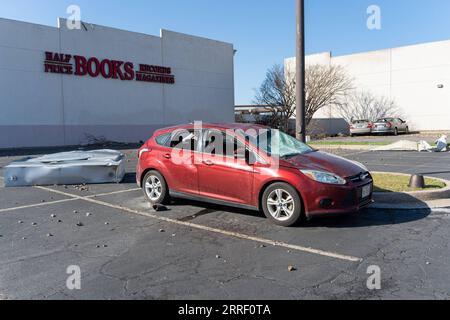 220323 -- AUSTIN, 23. März 2022 -- Foto aufgenommen am 22. März 2022 zeigt ein beschädigtes Auto nach Tornados in Round Rock, Texas, USA. Mindestens eine Person wurde getötet und mehr als zwei Dutzend andere verletzt, als Tornados am Montagabend große Teile der südlichen zentralen US-bundesstaaten Texas und Oklahoma trafen, sagten die Behörden am Dienstag. Foto von /Xinhua U.S.-TEXAS-TORNADO-AFTERMATH BoxLee PUBLICATIONxNOTxINxCHN Stockfoto