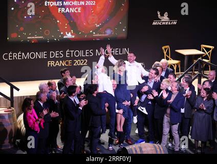220323 -- COGNAC, 23. März 2022 -- der französische Koch Arnaud Donckele L, Center und der französische Koch Dimitri Droisneau R, Center feiern, nachdem er 2022 bei der Verleihung des Michelin Guide Awards in Cognac, Frankreich, am 22. März 2022 mit einem dritten Michelin-Stern ausgezeichnet wurde. Der Michelin Guide startete seine Ausgabe 2022 am Dienstag in Cognac, das erste Mal seit 122 Jahren, dass die Zeremonie außerhalb von Paris stattfand. Zwei Restaurants wurden mit der höchsten Auszeichnung von drei Sternen ausgezeichnet. FRANKREICH-COGNAC-MICHELIN-PREISVERLEIHUNG GAOXJING PUBLICATIONXNOTXINXCHN Stockfoto