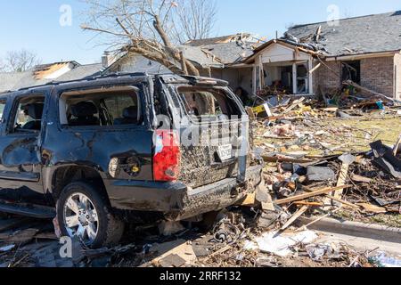 News Bilder des Tages 220323 -- AUSTIN, 23. März 2022 -- Foto aufgenommen am 22. März 2022 zeigt ein beschädigtes Auto vor beschädigten Häusern nach Tornados in Round Rock, Texas, USA. Mindestens eine Person wurde getötet und mehr als zwei Dutzend andere verletzt, als Tornados am Montagabend große Teile der südlichen zentralen US-bundesstaaten Texas und Oklahoma trafen, sagten die Behörden am Dienstag. Foto von /Xinhua U.S.-TEXAS-TORNADO-AFTERMATH BoxLee PUBLICATIONxNOTxINxCHN Stockfoto