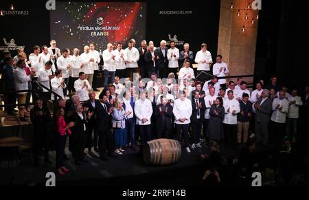 220323 -- COGNAC, 23. März 2022 -- Chefs feiern, nachdem sie 2022 bei der Verleihung des Michelin Guide Award in Cognac, Frankreich, am 22. März 2022 ausgezeichnet wurden. Der Michelin Guide startete seine Ausgabe 2022 am Dienstag in Cognac, das erste Mal seit 122 Jahren, dass die Zeremonie außerhalb von Paris stattfand. Zwei Restaurants wurden mit der höchsten Auszeichnung von drei Sternen ausgezeichnet. FRANKREICH-COGNAC-MICHELIN-PREISVERLEIHUNG GAOXJING PUBLICATIONXNOTXINXCHN Stockfoto