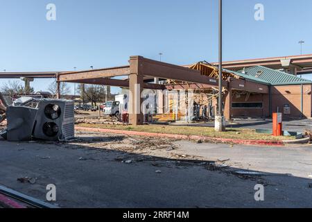 220323 -- AUSTIN, 23. März 2022 -- Foto vom 22. März 2022 zeigt ein beschädigtes Gebäude nach Tornados in Round Rock, Texas, USA. Mindestens eine Person wurde getötet und mehr als zwei Dutzend andere verletzt, als Tornados am Montagabend große Teile der südlichen zentralen US-bundesstaaten Texas und Oklahoma trafen, sagten die Behörden am Dienstag. Foto von /Xinhua U.S.-TEXAS-TORNADO-AFTERMATH BoxLee PUBLICATIONxNOTxINxCHN Stockfoto