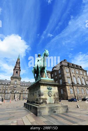 Reiterstatue von Christian IX. Im Schloss Christiansborg in Kopenhagen, Dänemark. Stockfoto