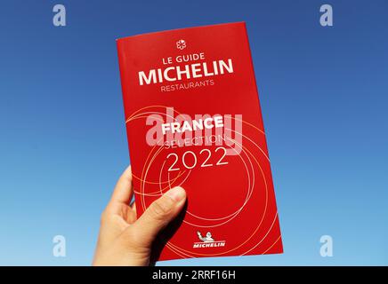 220323 -- COGNAC, 23. März 2022 -- Ein Michelin Guide France 2022 ist in Cognac, Frankreich, 23. März 2022 abgebildet. Der Michelin Guide startete seine Ausgabe 2022 am Dienstag in Cognac, das erste Mal seit 122 Jahren, dass die Zeremonie außerhalb von Paris stattfand. Zwei Restaurants wurden mit der höchsten Auszeichnung von drei Sternen ausgezeichnet. FRANKREICH-COGNAC-MICHELIN-PREISVERLEIHUNG GAOXJING PUBLICATIONXNOTXINXCHN Stockfoto