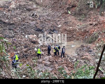 220322 -- NANNING, 22. März 2022 -- Foto aufgenommen mit einem Mobiltelefon zeigt eine Flugzeugabsturzstelle im Tengxian County, südchinesische autonome Region Guangxi Zhuang, 22. März 2022. Die Boeing 737 von China Eastern Airlines mit 132 Personen an Bord, die von Kunming abfuhr und nach Guangzhou flog, stürzte um 14:38 Uhr in ein bergiges Gebiet in der Nähe des Dorfes Molang im Tengxian County in der Stadt Wuzhou ein und verursachte nach Angaben der regionalen Notfallverwaltung einen Brand in den Bergen. Die Rettung ist im Gange. CHINA-GUANGXI-FLUGZEUG CRASH-RESCUE CN ZHOUXHUA PUBLICATIONXNOTXINXCHN Stockfoto