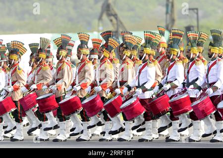 Nachrichten Bilder des Tages Pakistan, Nationalfeiertag Tag der Republik in Islamabad 220323 -- ISLAMABAD, 23. März 2022 -- Militärkapellen treten während der Militärparade am Pakistan Day in Islamabad, der Hauptstadt Pakistans, am 23. März 2022 auf. Der Pakistantag, auch bekannt als Pakistantag oder Tag der Republik, wird jährlich am 23. März gefeiert. PAKISTAN-ISLAMABAD-PAKISTAN-TAG-MILITÄRPARADE AHMADXKAMAL PUBLICATIONXNOTXINXCHN Stockfoto