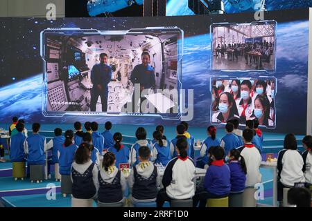 Nachrichten Bilder des Tages China, Raumfahrt-Crew der Shenzhou-13 Mission bei Videokonferenz mit Schülern in Peking 220323 -- PEKING, 23. März 2022 -- das am 23. März 2022 aufgenommene Foto zeigt Studenten, die an einem Livestreaming-Vortrag der Shenzhou-13 Crew im China Science and Technology Museum in Peking, der Hauptstadt Chinas, teilnehmen. Chinesische Astronauten hielten am Mittwochnachmittag einen Livestreaming-Vortrag, die zweite Klasse von Chinas Raumstation, an Studenten auf der Erde. Die Shenzhou-13-Besatzungsmitglieder Zhai Zhigang, Wang Yaping und YE Guangfu führten diverse Missionen durch Stockfoto