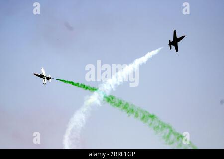 Nachrichten Bilder des Tages Pakistan, Nationalfeiertag Tag der Republik in Islamabad 220323 -- ISLAMABAD, 23. März 2022 -- pakistanische Jets treten während der Militärparade am Pakistan Day in Islamabad, der Hauptstadt Pakistans, am 23. März 2022 auf. Der Pakistantag, auch bekannt als Pakistantag oder Tag der Republik, wird jährlich am 23. März gefeiert. PAKISTAN-ISLAMABAD-AIRSHOW AhmadxKamal PUBLICATIONxNOTxINxCHN Stockfoto