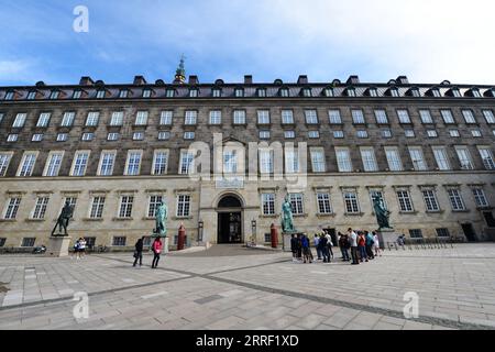 Skulpturen vor dem Dronningeporten, Schloss Christiansborg, Kopenhagen, Dänemark. Stockfoto