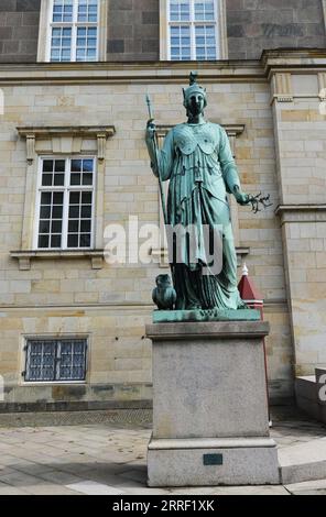 Minerva-Statue vor dem Dronningeporten, Schloss Christiansborg, Kopenhagen, Dänemark. Stockfoto