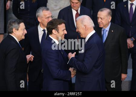 220324 -- BRÜSSEL, 24. März 2022 -- der französische Präsident Emmanuel Macron gibt US-Präsident Joe Biden während einer Gruppenfotositzung eines außerordentlichen NATO-Gipfeltreffens im NATO-Hauptquartier in Brüssel, Belgien, am 24. März 2022 die Hand. Am Donnerstag findet im NATO-Hauptquartier in Brüssel (Belgien) ein außerordentlicher NATO-Gipfeltreffen statt, auf dem der laufende Konflikt zwischen Russland und der Ukraine erörtert wird. BELGIEN-BRÜSSEL-NATO-AUSSERORDENTLICHER GIPFEL ZhengxHuansong PUBLICATIONxNOTxINxCHN Stockfoto