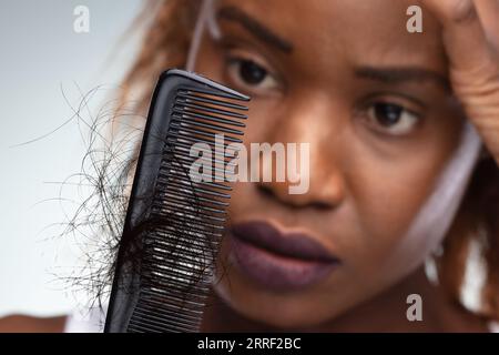 In der Nähe der afrikanischen Frau leidet unter Haarausfall Problem Schockiert Stockfoto