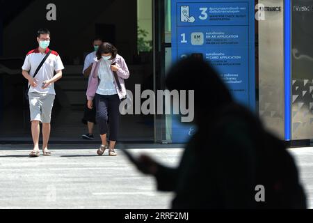 220325 -- BANGKOK, 25. März 2022 -- Fußgänger mit Gesichtsmasken gehen vor einem Einkaufszentrum in Bangkok, Thailand, 25. März 2022. Am Donnerstag wurden in Thailand nahezu Rekordzahlen an neuen COVID-19-Infektionen gemeldet, da sich das südostasiatische Land auf einen Übergang von der Pandemie zur endemischen Phase im Laufe dieses Jahres vorbereitet. THAILAND-BANGKOK-COVID-19 RachenxSageamsak PUBLICATIONxNOTxINxCHN Stockfoto