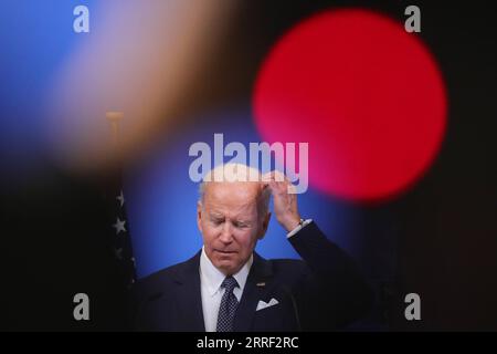 220325 -- BRÜSSEL, 25. März 2022 -- US-Präsident Joe Biden nimmt am 24. März 2022 an einer Pressekonferenz im NATO-Hauptquartier in Brüssel, Belgien, Teil. Die NATO genehmigte am Donnerstag die Entsendung von vier neuen Kampfgruppen im östlichen Teil der Allianz, darunter Bulgarien, Ungarn, Rumänien und die Slowakei, erklärte Jens Stoltenberg. der Generalsekretär der NATO während eines Pressebriefings. Insgesamt werden nun acht NATO-Kampfgruppen entlang der Ostflanke des Bündnisses von der Ostsee bis zum Schwarzen Meer eingesetzt. BELGIEN-BRÜSSEL-NATO-GIPFEL ZhengxHuansong PUBLICATIONxNOTxINxCHN Stockfoto