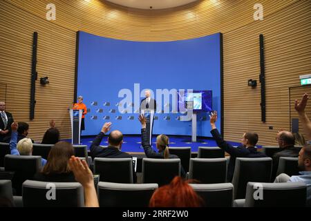 220325 -- BRÜSSEL, 25. März 2022 -- NATO-Generalsekretär Jens Stoltenberg C nimmt am 24. März 2022 an einer Pressekonferenz im NATO-Hauptquartier in Brüssel, Belgien, Teil. Die NATO genehmigte am Donnerstag die Entsendung von vier neuen Kampfgruppen im östlichen Teil der Allianz, darunter Bulgarien, Ungarn, Rumänien und die Slowakei, erklärte Jens Stoltenberg. der Generalsekretär der NATO während eines Pressebriefings. Insgesamt werden nun acht NATO-Kampfgruppen entlang der Ostflanke des Bündnisses von der Ostsee bis zum Schwarzen Meer eingesetzt. BELGIEN-BRÜSSEL-NATO-GIPFEL ZHENGXHUANSONG PUBLICATIO Stockfoto