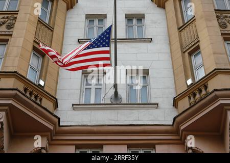 220325 -- MOSKAU, 25. März 2022 -- Foto aufgenommen am 25. März 2022 zeigt das Gebäude der US-Botschaft in Moskau, Russland. Russland sagte am Mittwoch, dass es US-Diplomaten als Reaktion auf Washingtons jüngste Ausweisung russischer Diplomaten aus den Vereinten Nationen vertreibt. Das russische Außenministerium sagte in einer Erklärung, dass es am Mittwoch einen hochrangigen Diplomaten der US-Botschaft in Moskau einberufen und eine Liste der amerikanischen Diplomaten persona non grata erklärt habe. RUSSLAND-MOSKAU-US-BOTSCHAFT EvgenyxSinitsyn PUBLICATIONxNOTxINxCHN Stockfoto