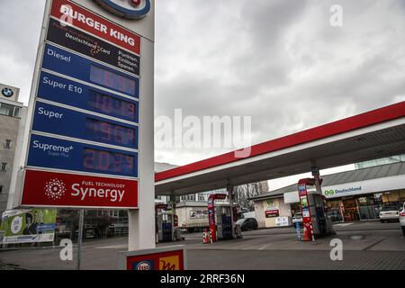 220325 -- BRÜSSEL, 25. März 2022 -- Foto vom 25. Februar 2022 zeigt Diesel- und Benzinpreise auf einem Bildschirm an einer Tankstelle in Frankfurt. ZU DEN XINHUA-SCHLAGZEILEN VOM 25. MÄRZ 2022 Foto: /Xinhua EU-U.S.-RUSSIA-SANCTIONS-RIFTS ArmandoxBabani PUBLICATIONxNOTxINxCHN Stockfoto