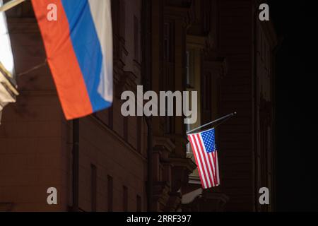 220325 -- MOSKAU, 25. März 2022 -- Foto aufgenommen am 24. März 2022 zeigt die US-Nationalflagge R auf dem Gebäude der US-Botschaft in Moskau, Russland. Russland sagte am Mittwoch, dass es US-Diplomaten als Reaktion auf Washingtons jüngste Ausweisung russischer Diplomaten aus den Vereinten Nationen vertreibt. Das russische Außenministerium sagte in einer Erklärung, dass es am Mittwoch einen hochrangigen Diplomaten der US-Botschaft in Moskau einberufen und eine Liste der amerikanischen Diplomaten persona non grata erklärt habe. RUSSLAND-MOSKAU-US-BOTSCHAFT BaixXueqi PUBLICATIONxNOTxINxCHN Stockfoto