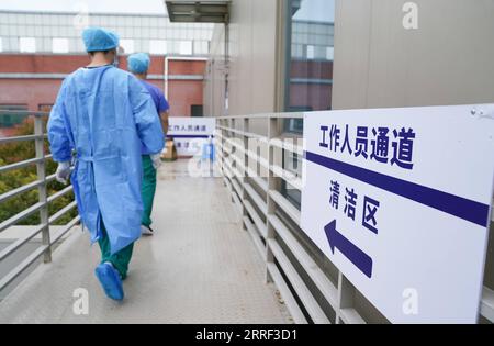 220326 -- SHANGHAI, 26. März 2022 -- medizinische Arbeiter arbeiten in einem zentralisierten Quarantänebereich des nördlichen Krankenhauses des Ruijin Krankenhauses im ostchinesischen Shanghai, 25. März 2022. Das Krankenhaus wurde kürzlich renoviert und in Betrieb genommen. Mehr als 1.700 leichte und asymptomatische COVID-19-Patienten wurden hier behandelt. Gegenwärtig wurden eine Reihe von medizinischen Einrichtungen in Shanghai in zentrale Quarantänezentren für leichte und asymptomatische Patienten umgewandelt. CHINA-SHANGHAI-COVID-19-QUARANTINE CN DingxTing PUBLICATIONxNOTxINxCHN Stockfoto