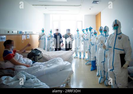 220326 -- SHANGHAI, 26. März 2022 -- medizinische Arbeiter und Patienten werden in einem zentralen Quarantänebereich des nördlichen Krankenhauses des Ruijin Krankenhauses im ostchinesischen Shanghai, 24. März 2022 gesehen. Das Krankenhaus wurde kürzlich renoviert und in Betrieb genommen. Mehr als 1.700 leichte und asymptomatische COVID-19-Patienten wurden hier behandelt. Gegenwärtig wurden eine Reihe von medizinischen Einrichtungen in Shanghai in zentrale Quarantänezentren für leichte und asymptomatische Patienten umgewandelt. CHINA-SHANGHAI-COVID-19-QUARANTINE CN Xinhua PUBLICATIONxNOTxINxCHN Stockfoto