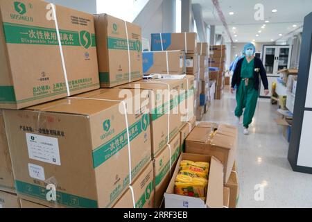 220326 -- SHANGHAI, 26. März 2022 -- Foto zeigt die Innenansicht eines zentralisierten Quarantänebereichs des nördlichen Krankenhauses des Ruijin Krankenhauses im ostchinesischen Shanghai, 25. März 2022. Das Krankenhaus wurde kürzlich renoviert und in Betrieb genommen. Mehr als 1.700 leichte und asymptomatische COVID-19-Patienten wurden hier behandelt. Gegenwärtig wurden eine Reihe von medizinischen Einrichtungen in Shanghai in zentrale Quarantänezentren für leichte und asymptomatische Patienten umgewandelt. CHINA-SHANGHAI-COVID-19-QUARANTINE CN DingxTing PUBLICATIONxNOTxINxCHN Stockfoto