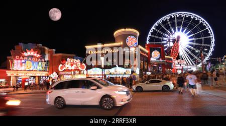 Niagara Falls City bei Nacht, kanadische Stadt am Westufer des Niagara River. Die Stadt hat viele Geschäfts- und Unterhaltungsmöglichkeiten für die Tour Stockfoto