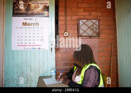 220326 -- HARARE, 26. März 2022 -- Ein Mitarbeiter arbeitet am 26. März 2022 in einem Wahllokal in Harare, Simbabwe. Simbabwe führte am Samstag eine entscheidende Nachwahl durch, die durch eine niedrige Wahlbeteiligung in vielen Wahlkreisen gekennzeichnet war. Foto von /Xinhua ZIMBABWE-HARARE-BY-ELECTION ShaunxJusa PUBLICATIONxNOTxINxCHN Stockfoto