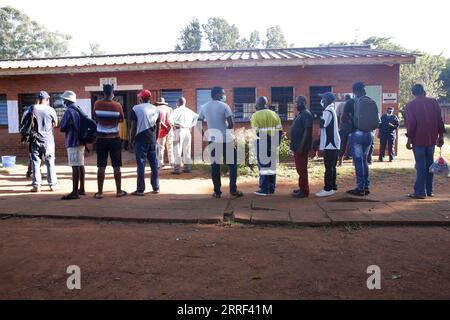 220326 -- HARARE, 26. März 2022 -- die Leute warteten am 26. März 2022 in einem Wahllokal in Harare, Simbabwe, auf, um zu wählen. Simbabwe führte am Samstag eine entscheidende Nachwahl durch, die durch eine niedrige Wahlbeteiligung in vielen Wahlkreisen gekennzeichnet war. Foto von /Xinhua ZIMBABWE-HARARE-BY-ELECTION ShaunxJusa PUBLICATIONxNOTxINxCHN Stockfoto