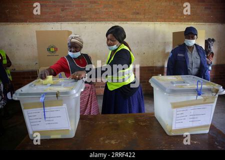 220326 -- HARARE, 26. März 2022 -- Eine Frau 1. L gibt am 26. März 2022 ihre Stimme in einer Wahlstation in Harare, Simbabwe, ab. Simbabwe führte am Samstag eine entscheidende Nachwahl durch, die durch eine niedrige Wahlbeteiligung in vielen Wahlkreisen gekennzeichnet war. Foto von /Xinhua ZIMBABWE-HARARE-BY-ELECTION ShaunxJusa PUBLICATIONxNOTxINxCHN Stockfoto