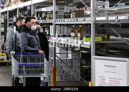 220327 -- BERLIN, 27. März 2022 -- Kunden stehen vor leeren Regalen mit Speiseöl in einem Supermarkt in Berlin, Hauptstadt von Deutschland, 26. März 2022. DEUTSCHLAND-BERLIN-KOCHÖL- UND MEHLKNAPPHEIT SHANXYUQI PUBLICATIONXNOTXINXCHN Stockfoto