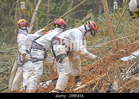 220327 -- TENGXIAN, 27. März 2022 -- Rettungskräfte, die durch Sicherheitsseile gesichert sind, führen Such- und Rettungsarbeiten an der Flugzeugabsturzstelle im Tengxian County, südchinesische autonome Region Guangxi Zhuang, 25. März 2022 durch. Alle 132 Menschen an Bord des Flugzeugs der China Eastern Airlines, das am Montag in der autonomen Region Guangxi Zhuang in Südchina abstürzte, waren tot, wie ein Beamter am Samstag mitteilte. Die nationale Notfallzentrale für den Flugzeugunglück von China Eastern Airlines Flug MU5735 am 21. März gab die Ankündigung auf einer Pressekonferenz spät in der Nacht am Samstag nach sechs Tagen voller Suche und bekannt Stockfoto