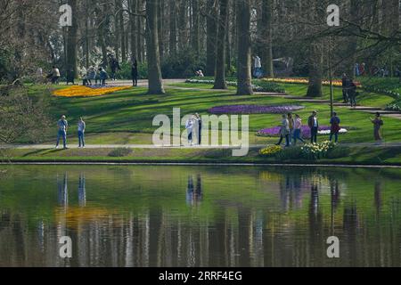 220328 -- LISSE, 28. März 2022 -- Personenführung im Keukenhof Park in Lisse, Niederlande, 26. März 2022. Der Park ist vom 24. März bis 15. Mai dieses Jahres für die Öffentlichkeit zugänglich. NIEDERLANDE-LISSE-KEUKENHOF PARK ZhangxCheng PUBLICATIONxNOTxINxCHN Stockfoto