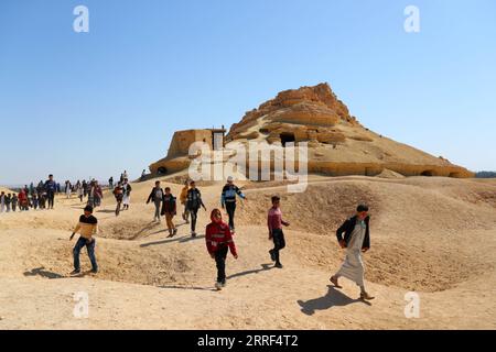 220328 -- SIWA EGYPT, 28. März 2022 -- Menschen besuchen den Berg der Toten in der Siwa Oase im ägyptischen Gouvernement Matrouh am 26. März 2022. Siwa Oase in der ägyptischen Westwüste ist ein bekanntes Touristenziel in Ägypten für seine natürlichen Landschaften, historischen Ruinen und kulturellen Traditionen. ÄGYPTEN-SIWA-LANDSCHAFT SuixXiankai PUBLICATIONxNOTxINxCHN Stockfoto