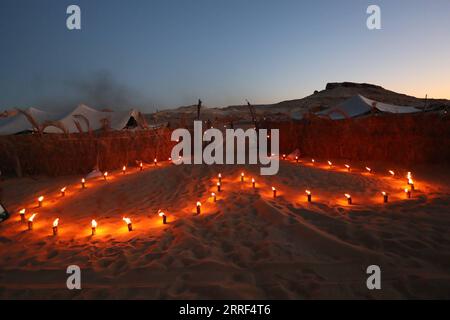 220328 -- SIWA EGYPT, 28. März 2022 -- Foto aufgenommen am 25. März 2022 zeigt den Eingang zu einem Wüstencamp rund um die Siwa-Oase im ägyptischen Gouvernement Matrouh. Siwa Oase in der ägyptischen Westwüste ist ein bekanntes Touristenziel in Ägypten für seine natürlichen Landschaften, historischen Ruinen und kulturellen Traditionen. ÄGYPTEN-SIWA-LANDSCHAFT SuixXiankai PUBLICATIONxNOTxINxCHN Stockfoto