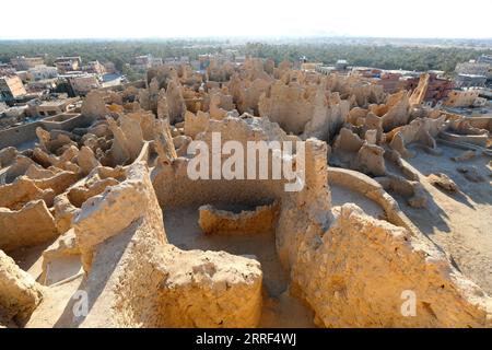 220328 -- SIWA EGYPT, 28. März 2022 -- Foto aufgenommen am 26. März 2022 zeigt einen Blick auf die Ruinen der Festung Shali in der Siwa Oase im ägyptischen Gouvernement Matrouh. Siwa Oase in der ägyptischen Westwüste ist ein bekanntes Touristenziel in Ägypten für seine natürlichen Landschaften, historischen Ruinen und kulturellen Traditionen. ÄGYPTEN-SIWA-LANDSCHAFT SuixXiankai PUBLICATIONxNOTxINxCHN Stockfoto