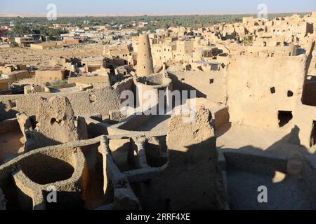 220328 -- SIWA EGYPT, 28. März 2022 -- Foto aufgenommen am 26. März 2022 zeigt einen Blick auf die Ruinen der Festung Shali in der Siwa Oase im ägyptischen Gouvernement Matrouh. Siwa Oase in der ägyptischen Westwüste ist ein bekanntes Touristenziel in Ägypten für seine natürlichen Landschaften, historischen Ruinen und kulturellen Traditionen. ÄGYPTEN-SIWA-LANDSCHAFT SuixXiankai PUBLICATIONxNOTxINxCHN Stockfoto