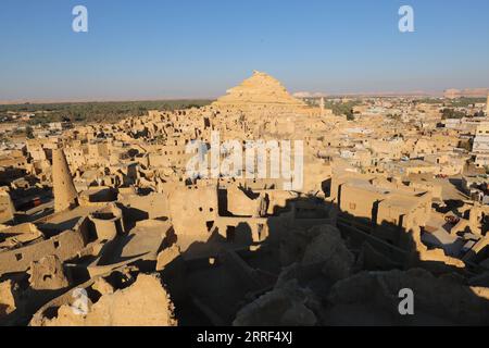 220328 -- SIWA EGYPT, 28. März 2022 -- Foto aufgenommen am 26. März 2022 zeigt einen Blick auf die Ruinen der Festung Shali in der Siwa Oase im ägyptischen Gouvernement Matrouh. Siwa Oase in der ägyptischen Westwüste ist ein bekanntes Touristenziel in Ägypten für seine natürlichen Landschaften, historischen Ruinen und kulturellen Traditionen. ÄGYPTEN-SIWA-LANDSCHAFT SuixXiankai PUBLICATIONxNOTxINxCHN Stockfoto