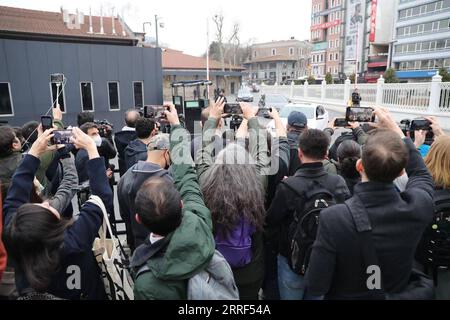 220329 -- ISTANBUL, 29. März 2022 -- Reporter treffen sich vor dem Ort einer neuen Runde von persönlichen Friedensgesprächen zwischen Russland und der Ukraine in Istanbul, Türkei, am 29. März 2022. Russland und die Ukraine haben hier am Dienstag ihre neue Runde der persönlichen Friedensgespräche abgeschlossen, die nach Medienberichten etwa drei Stunden dauerte. Foto von Unal Cam/Xinhua TÜRKEI-RUSSLAND-UKRAINE-FRIEDENSGESPRÄCHE ShaxDatiwangfeng PUBLICATIONxNOTxINxCHN Stockfoto