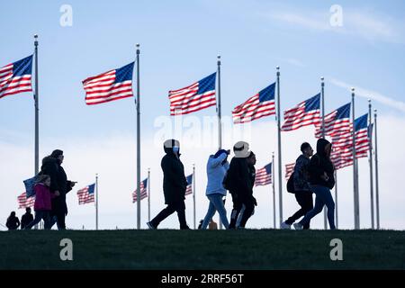 220329 -- WASHINGTON, 29. März 2022 -- am 29. März 2022 besuchen Menschen die National Mall in Washington, D.C., USA. Die Gesamtzahl der COVID-19-Fälle in den Vereinigten Staaten erreichte am Dienstag 80 Millionen, laut Daten der Johns Hopkins University. U.S.-WASHINGTON, D.C.-COVID-19 CASES-80 MLN LIUXJIE PUBLICATIONXNOTXINXCHN Stockfoto