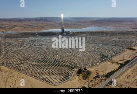 220329 -- ASHALIM, 29. März 2022 -- Foto aufgenommen am 28. März 2022 zeigt das Solarwärmekraftwerk Ashalim in der Negev-Wüste in der Nähe des Kibbuz von Ashalim, Israel. Foto von /Xinhua ISRAEL-ASHALIM-SOLAR-KRAFTWERK GilxCohenxMagen PUBLICATIONxNOTxINxCHN Stockfoto