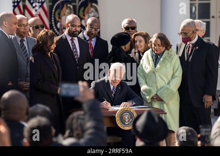 220329 -- WASHINGTON, 29. März 2022 -- US-Präsident Joe Biden unterzeichnet am 29. März 2022 den Emmett Till Anti-Lynching Act im Rose Garden des Weißen Hauses in Washington, D.C., USA. Biden unterzeichnete am Dienstagnachmittag ein Gesetz, um zum ersten Mal in der amerikanischen Geschichte Lynchen zu machen. U.S.-WASHINGTON, D.C.-BIDEN-ANTI-LYNCHING-GESETZ UNTERZEICHNET LIUXJIE PUBLICATIONXNOTXINXCHN Stockfoto